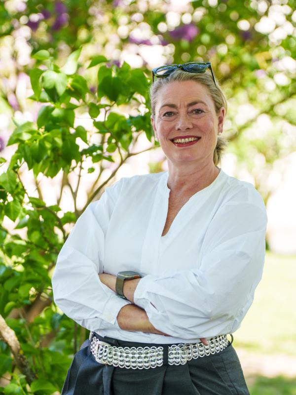 Kerstin de Ruiter vor dem Rathaus Giesen